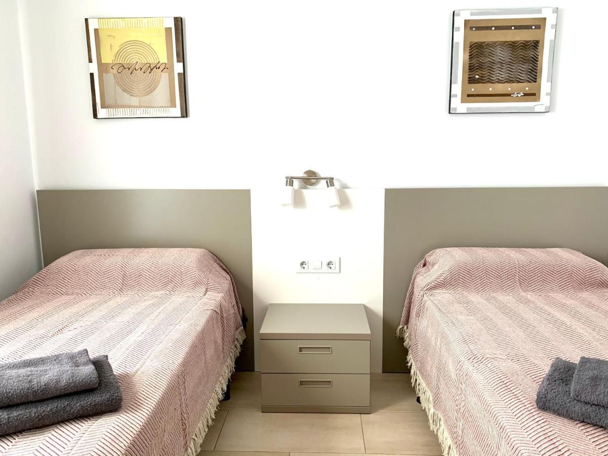Edifici Violetta Apartment เอมปูเรียบราบา ภายนอก รูปภาพ